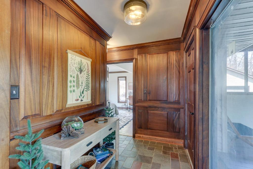Front Royal Hilltop Cabin with Panoramic Views! photo 3