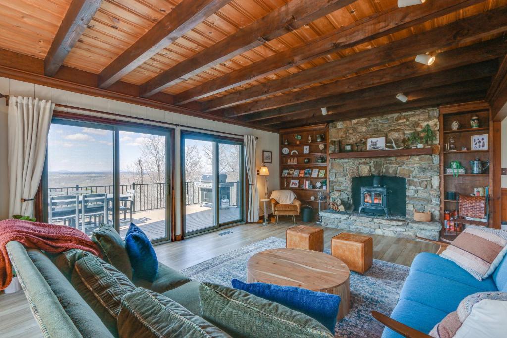 Front Royal Hilltop Cabin with Panoramic Views! photo 4