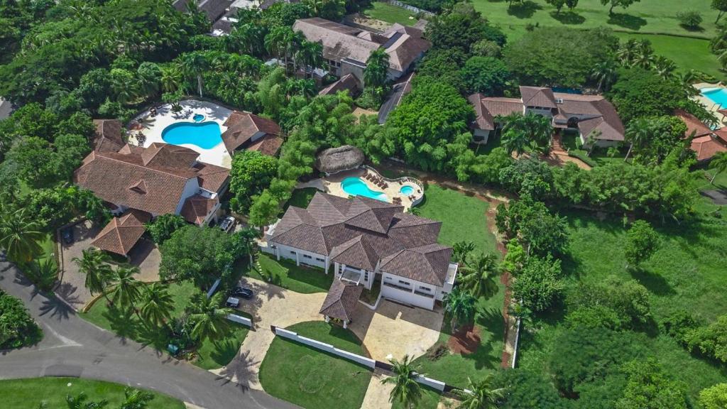Six Bedrooms Luxury Disco Room Villa