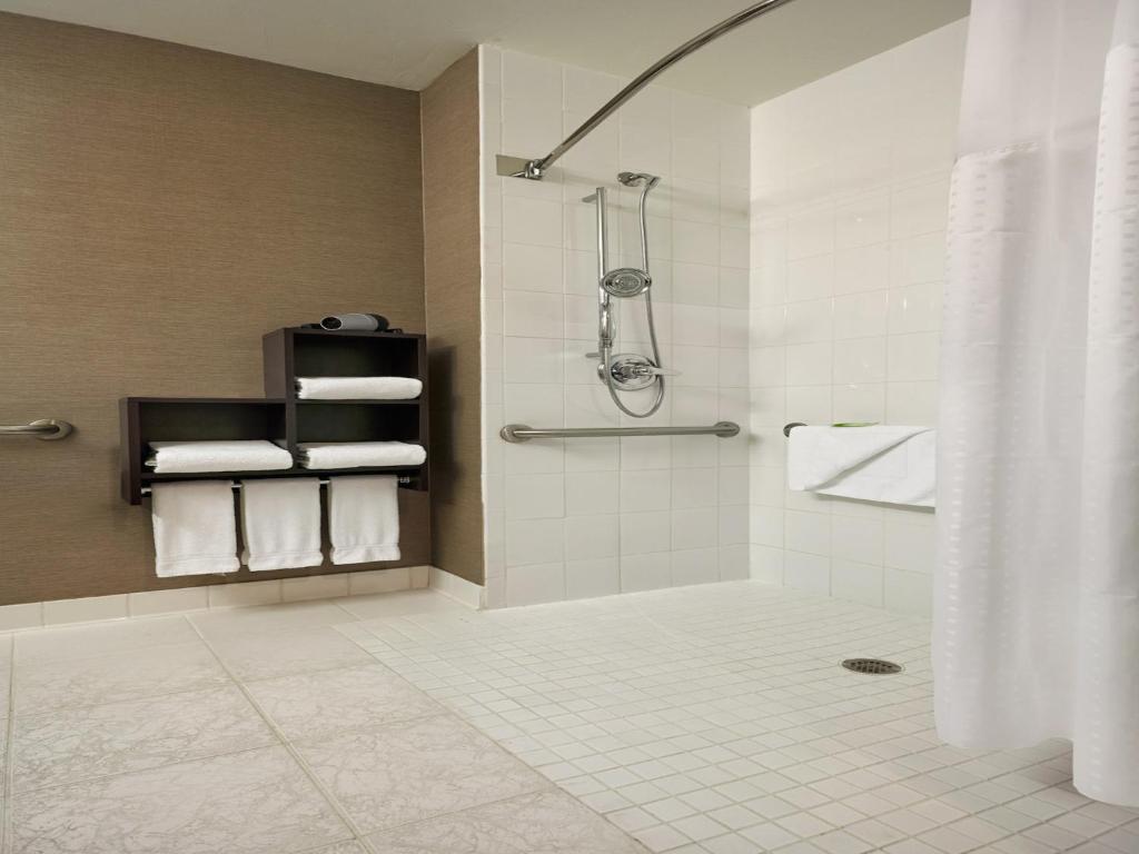Holiday Inn Express Naples Downtown 5th Avenue - Tap to explore photos