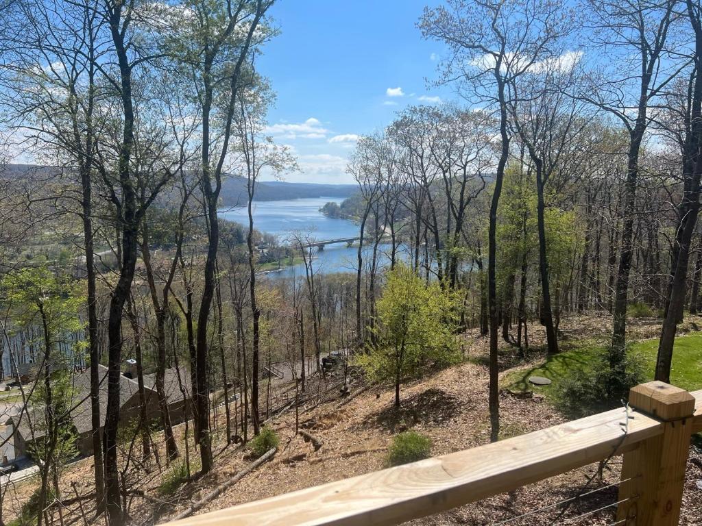 Bella Vista! Amazing Lake Views, Hot Tub, Peleton! photo 1