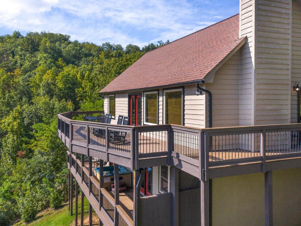 On Eagle's Wings, 2 Bedrooms, Sleeps 8, Hot Tub, Theater, Pool Access photo 1