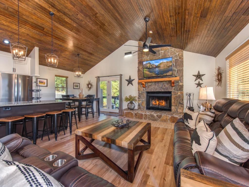 On Eagle's Wings, 2 Bedrooms, Sleeps 8, Hot Tub, Theater, Pool Access photo 3