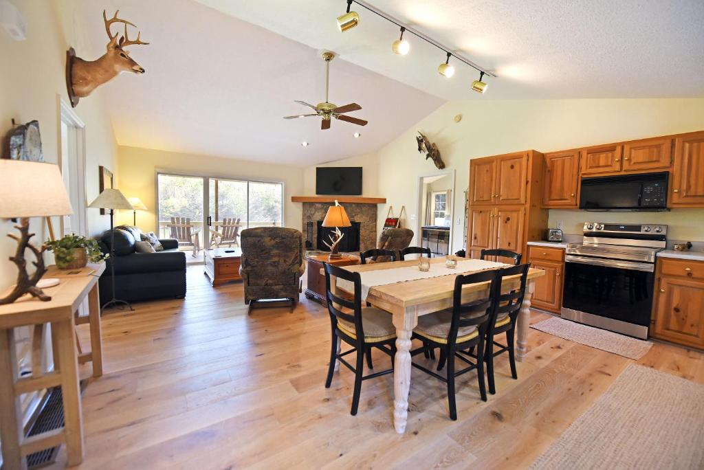 Cottage at Cozy Cove - lake front, dock, pet friendly, fire pit photo 4