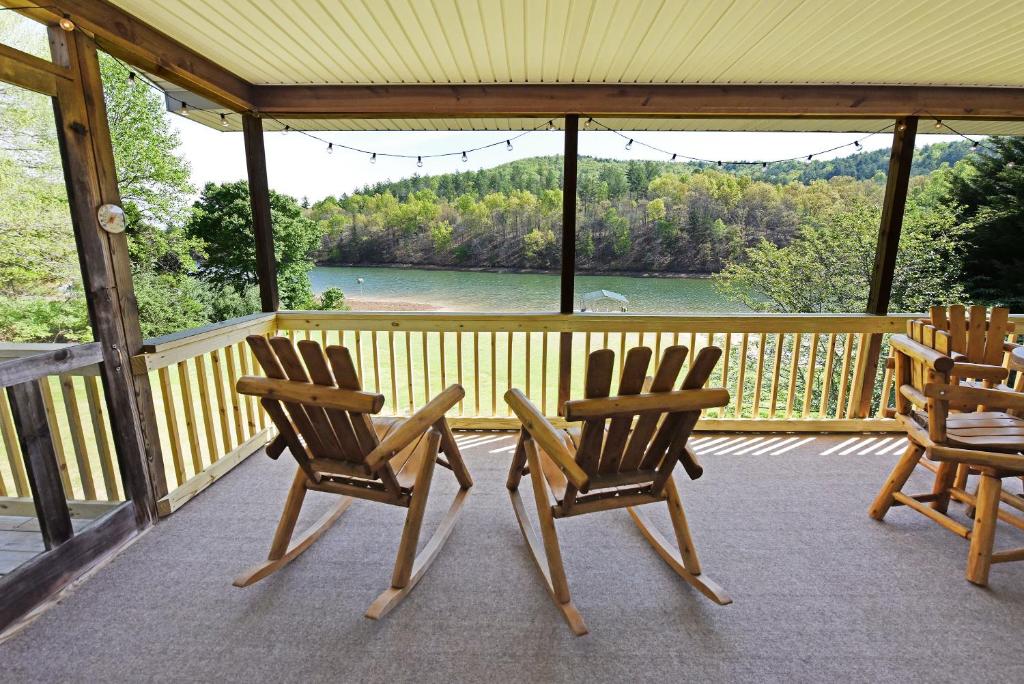 Cottage at Cozy Cove - lake front, dock, pet friendly, fire pit photo 3