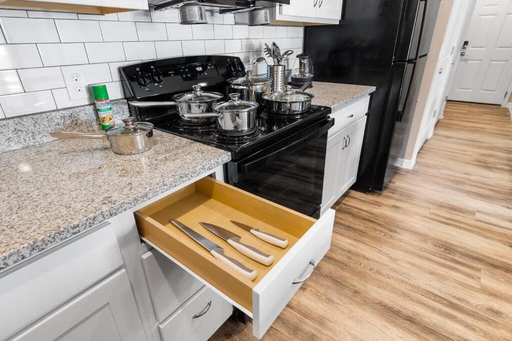 Elegant 1BR/1BA Condo with Pool, Gym and Laundry photo 2