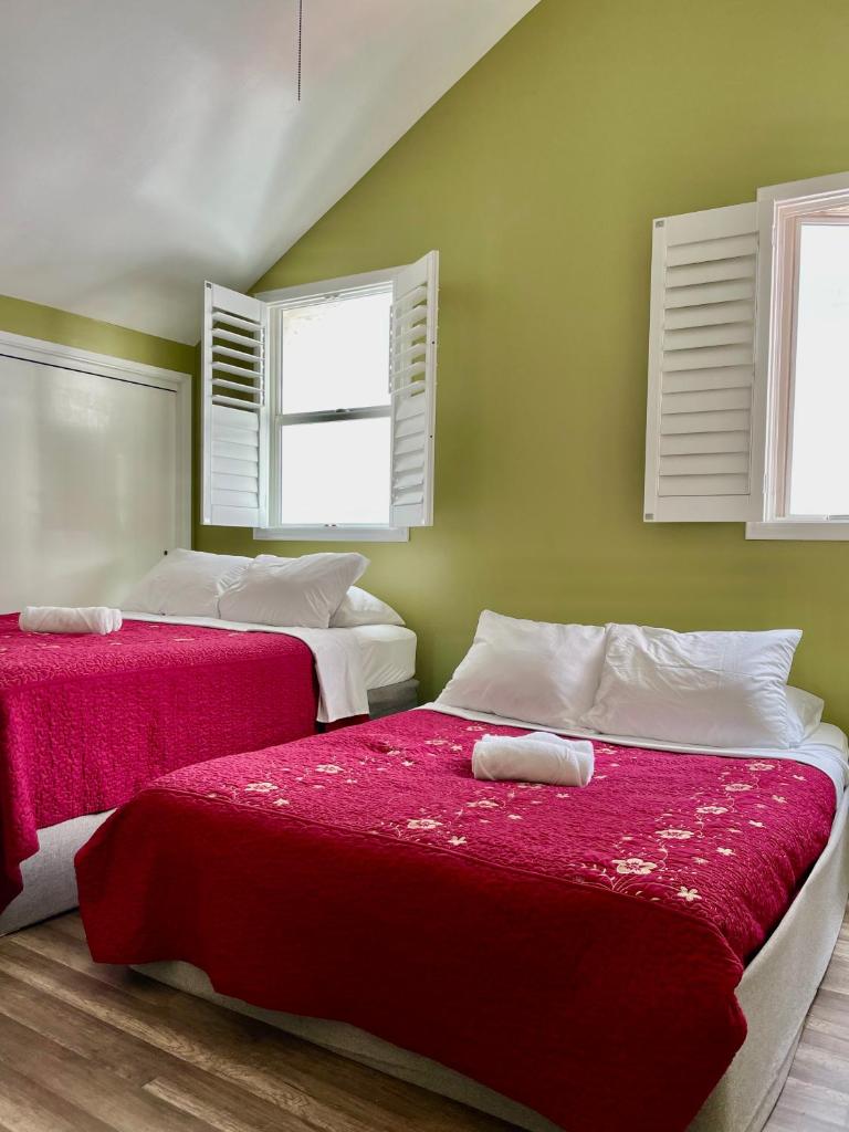 Private Large LA Bedroom w Private Full Bathroom or Half-Bathroom - TV - AC - WIFI - Private Fridge near USC - Exposition Park - USC Memorial Coliseum - Banc of California BMO Stadium - Downtown Los Angeles DTLA - University of Southern California USC!! image