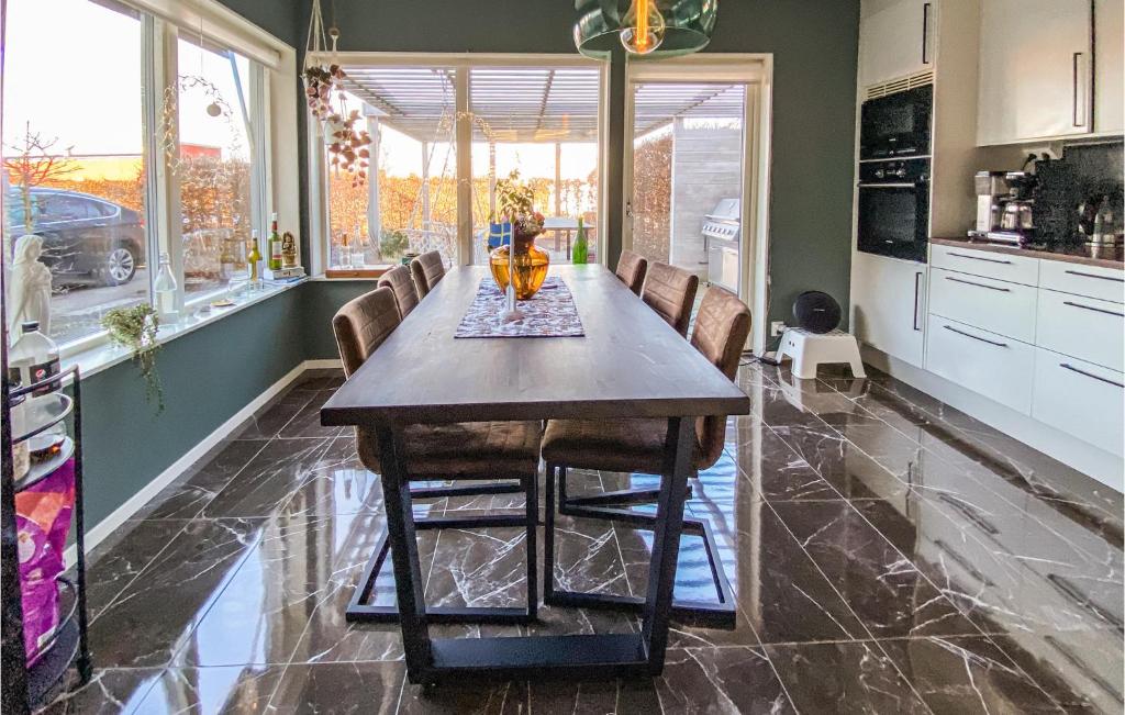 Awesome Home In Varberg With Wifi And 6 Bedrooms photo 2