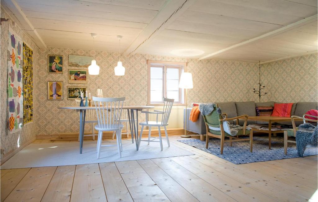 Awesome Home In Grisslehamn With Sauna And 4 Bedrooms photo 1