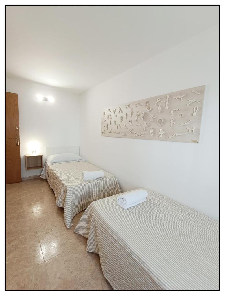 APARTAMENTO CENTRICO JUNTO AL MAR - WIFI FREE - Tap to explore photos