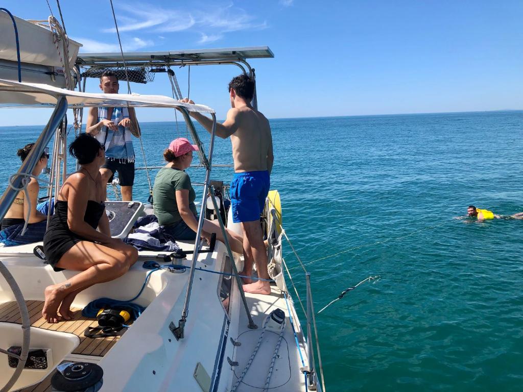 Location insolite en voilier, coucher de soleil, nuit en mer et navigation
