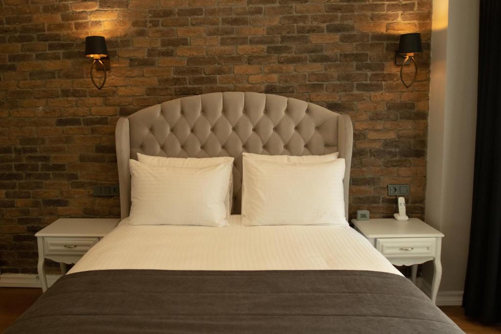 Louis Rooms Room Type - Standard Queen Room