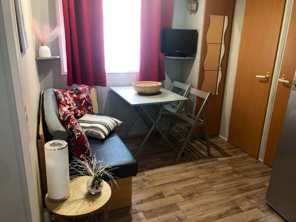 Bungalow de 2 chambres avec piscine partagee terrasse amenagee et wifi a Saint Jean de Valeriscle photo 3
