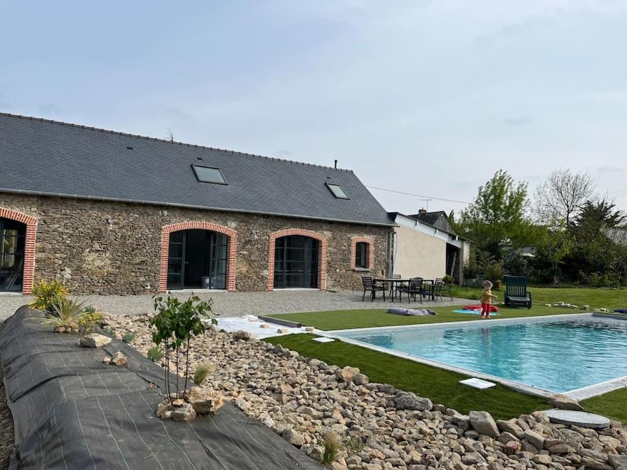 Longère en pierre avec piscine chauffée