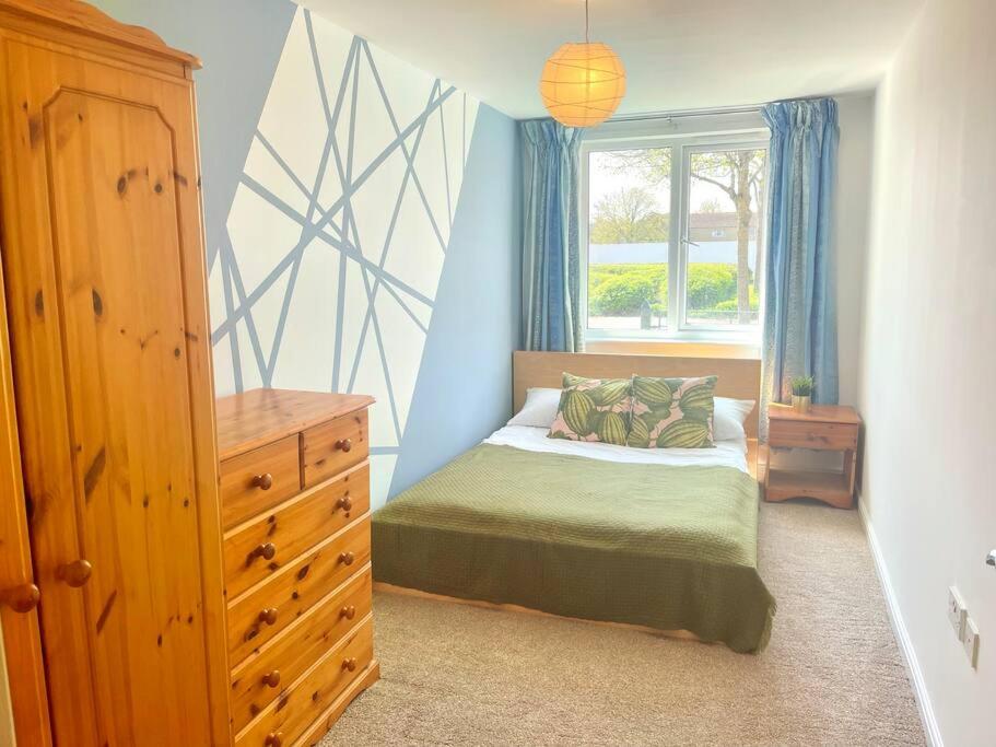 Spacious 3-Bedroom Ground Floor Flat with Free Parking in Central Location