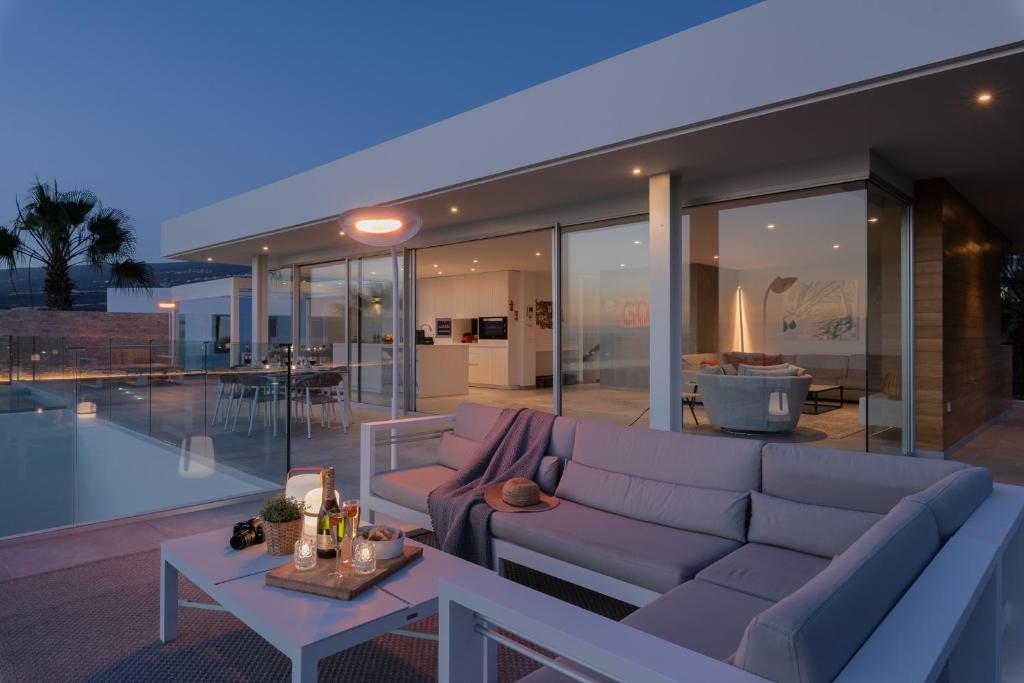 KARAT Villa Zambrano - INCLUDES GOLF CART and DAILY MAID SERVICE photo 3