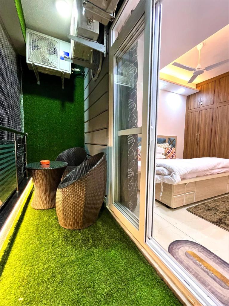 Airport Bliss Apartment+Balcony & Netflix + Prime photo 4