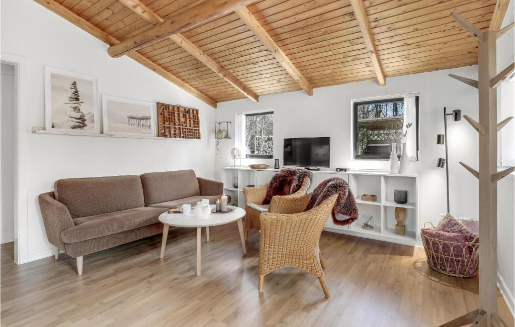 Awesome Home In Aakirkeby With 2 Bedrooms And Wifi photo 3
