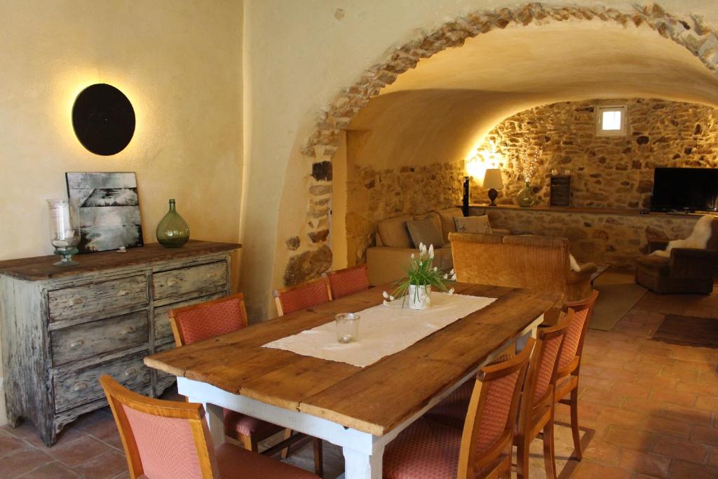 Mas Les Romarins, 10 min d'Uzès, grand jardin, nid de repos et base pour activités dans le Gard, max 8 adultes et 3 enfants photo 4
