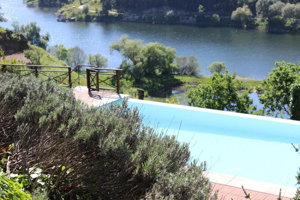 Casa antiga de pedra com piscina e vista rio photo 3