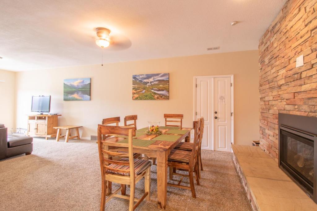 Coyote Mountain Lodge photo 3