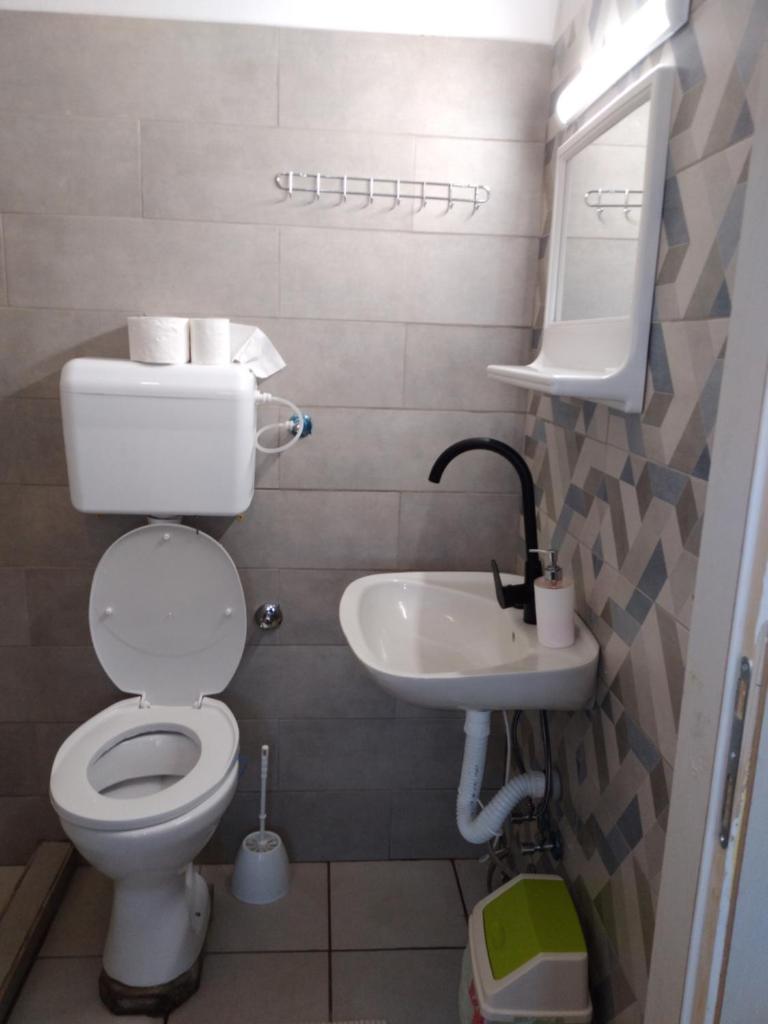 HOSTEL BATA II Trokrevetne sobe photo 2