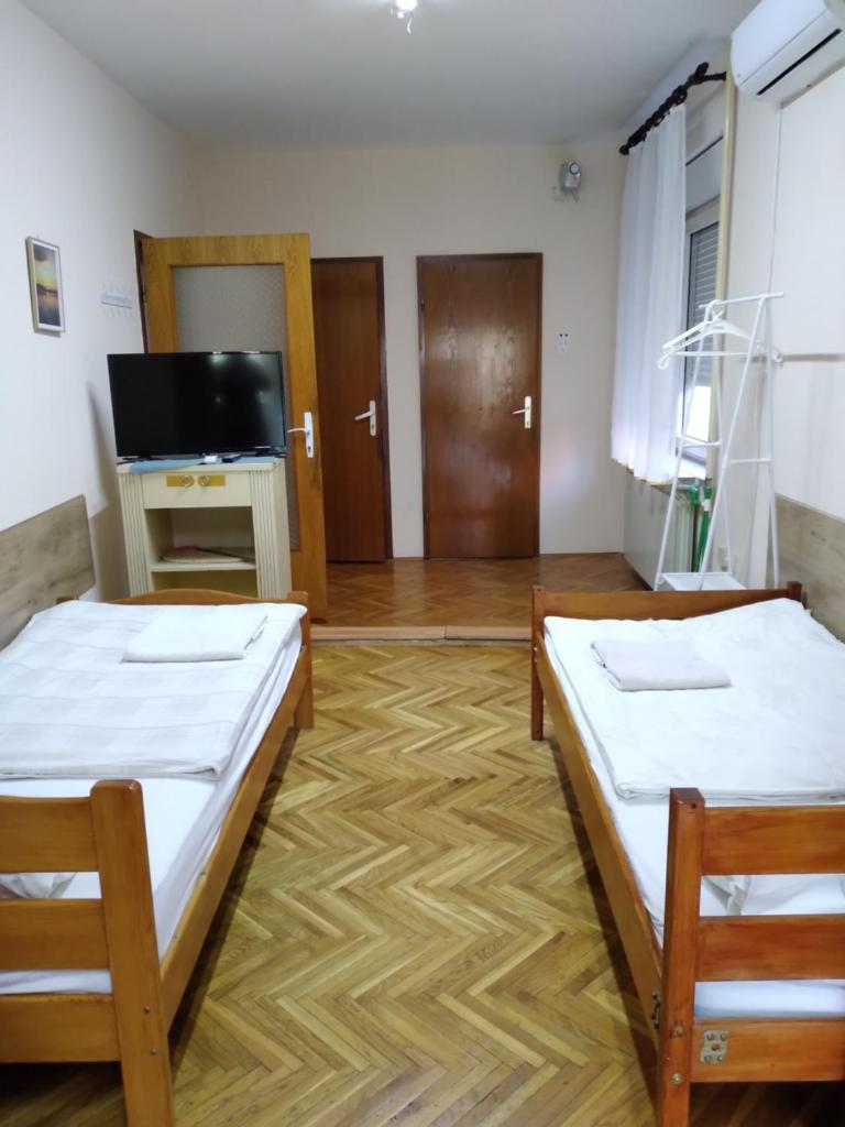 HOSTEL BATA II Trokrevetne sobe photo 1