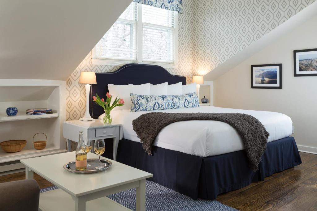 Brass Lantern Inn image