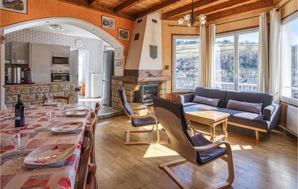 Nice Home In La Bourboule With Wifi And 5 Bedrooms photo 2