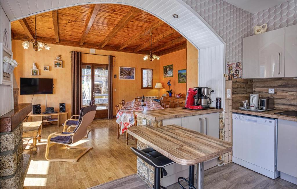 Nice Home In La Bourboule With Wifi And 5 Bedrooms photo 4