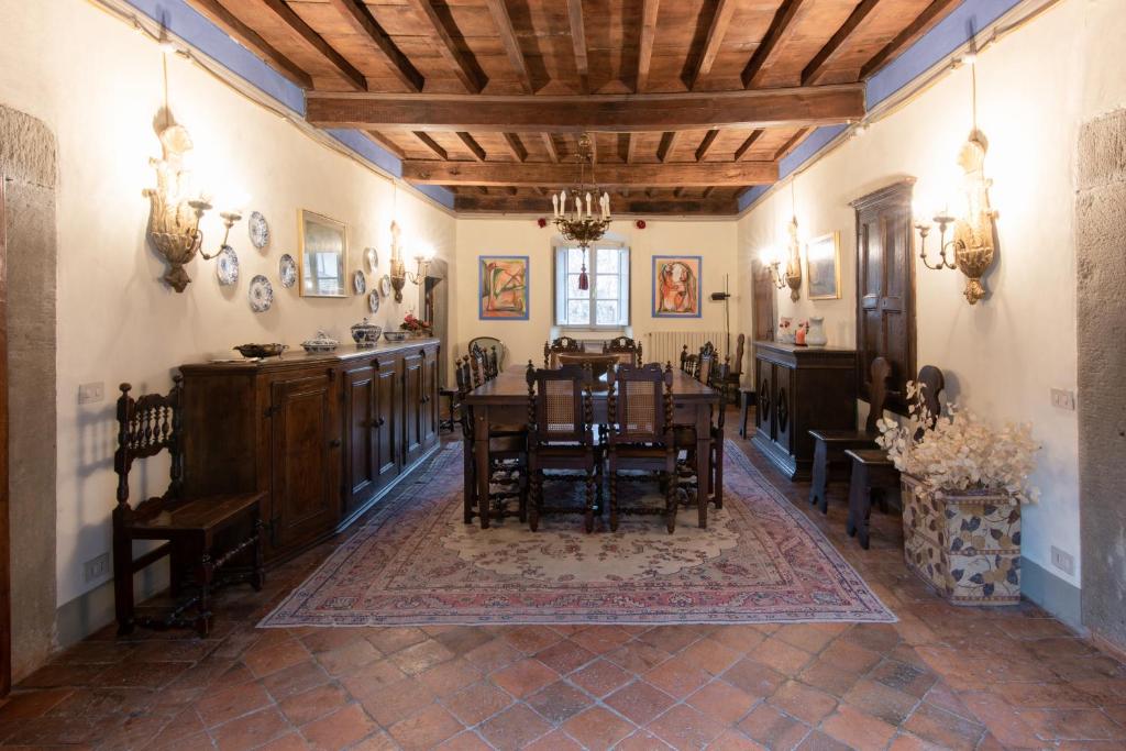 Sillicagnana Castle Villa with Swimming Pool! photo 1