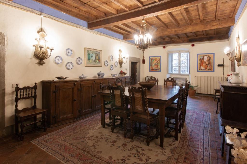 Sillicagnana Castle Villa with Swimming Pool! photo 3
