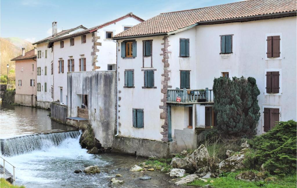 Amazing Home In Aldudes With 6 Bedrooms And Wifi