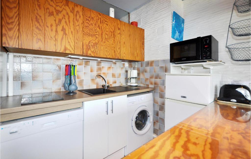 Awesome Apartment In St Cyprien With Wifi And 1 Bedrooms photo 4