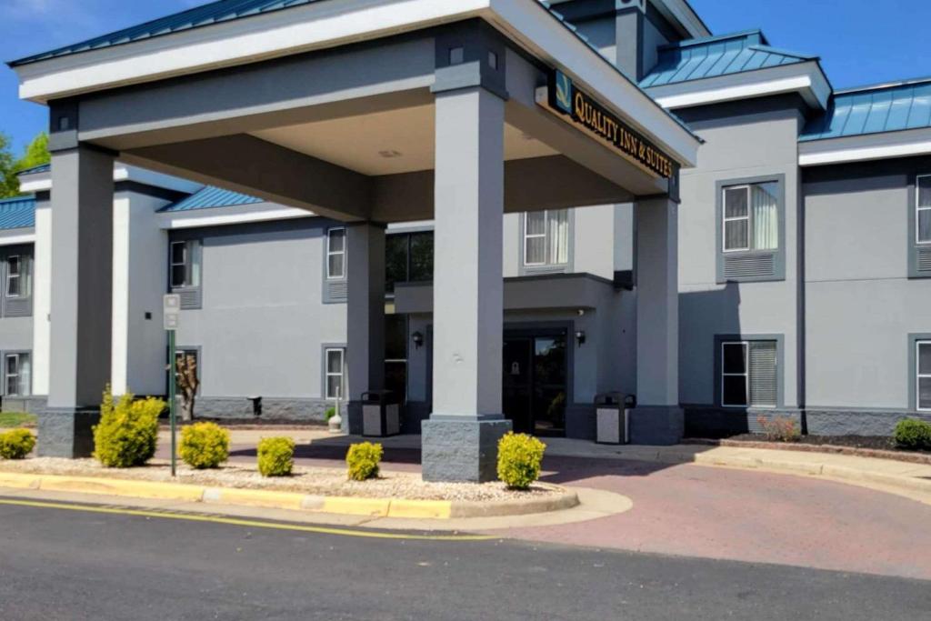 Quality Inn & Suites photo 1