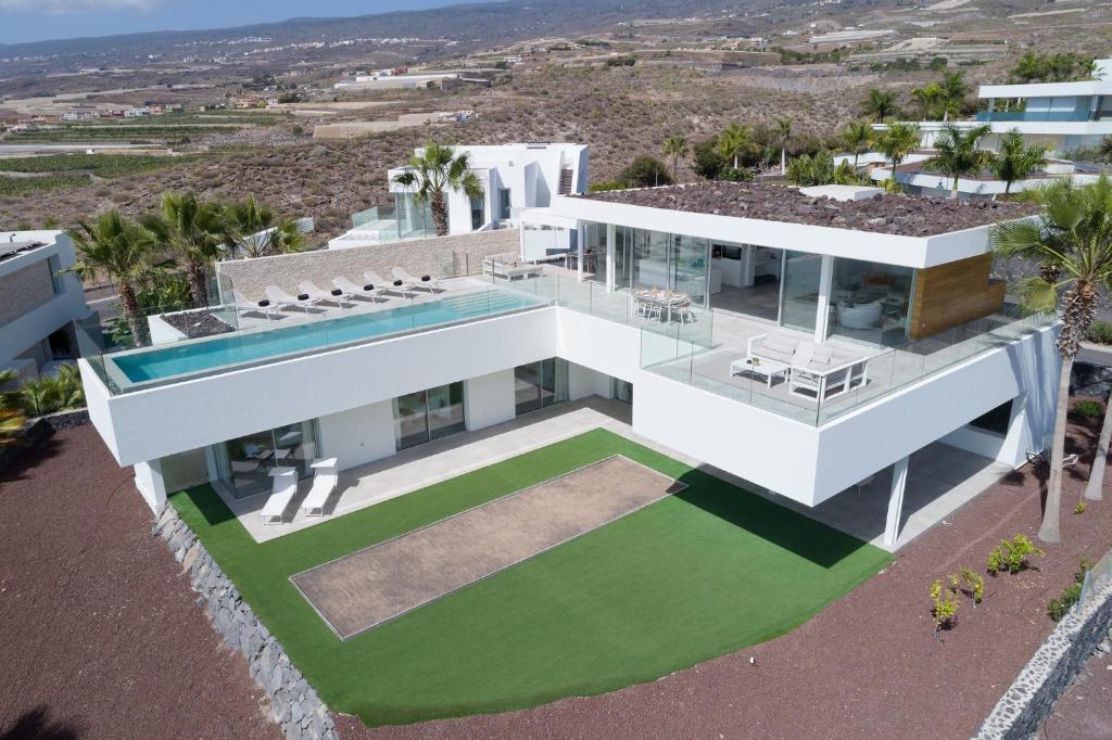 KARAT Villa Zambrano - INCLUDES GOLF CART and DAILY MAID SERVICE
