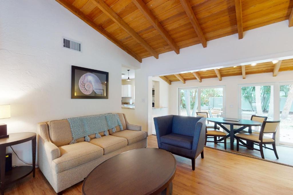 Pompano Place photo 3