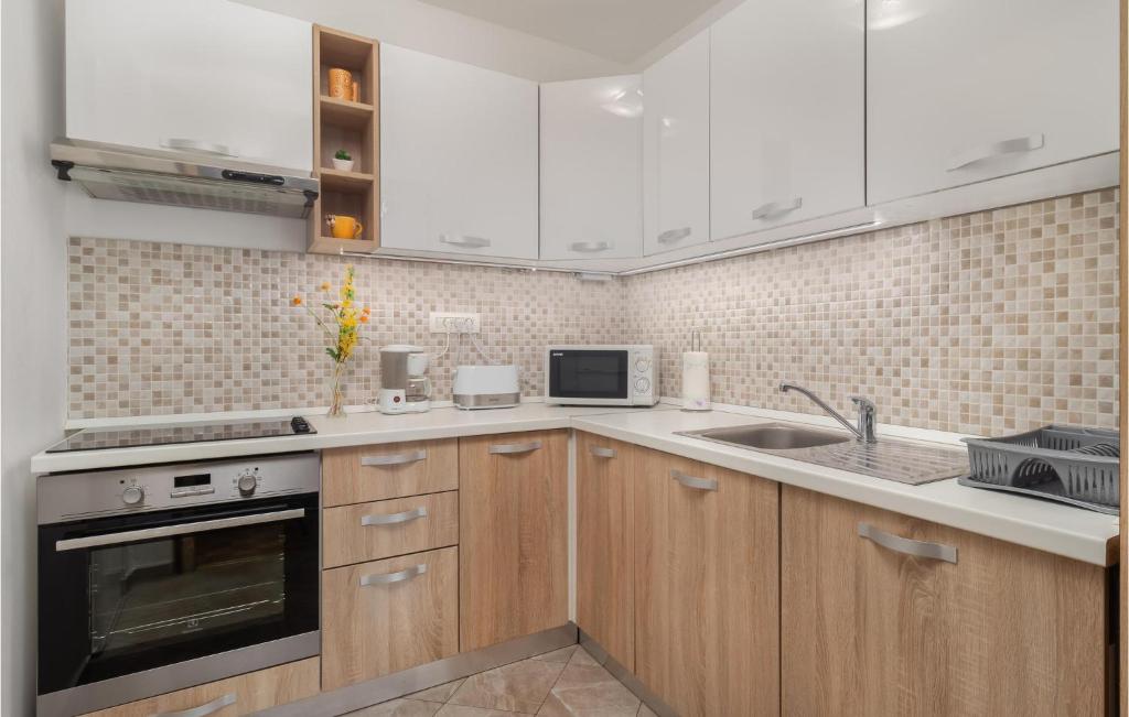 Nice Apartment In Dobrinj With 3 Bedrooms And Wifi photo 2