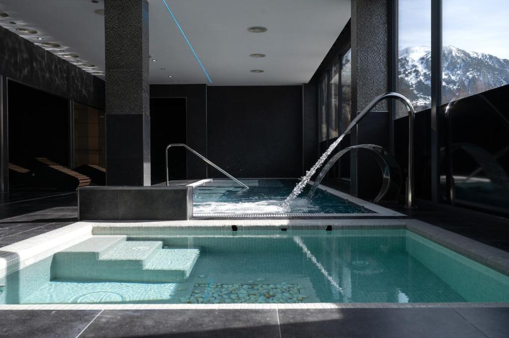 {
  "en-gb": "El Tarter THE MIRROR & SPA luxury apartments"
} photo 1