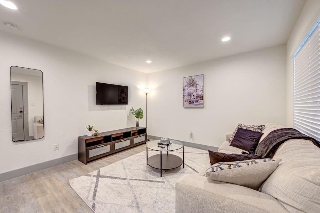 Trendy Apt in Midtown, Walk to Shops & Sites, Pets Ok image