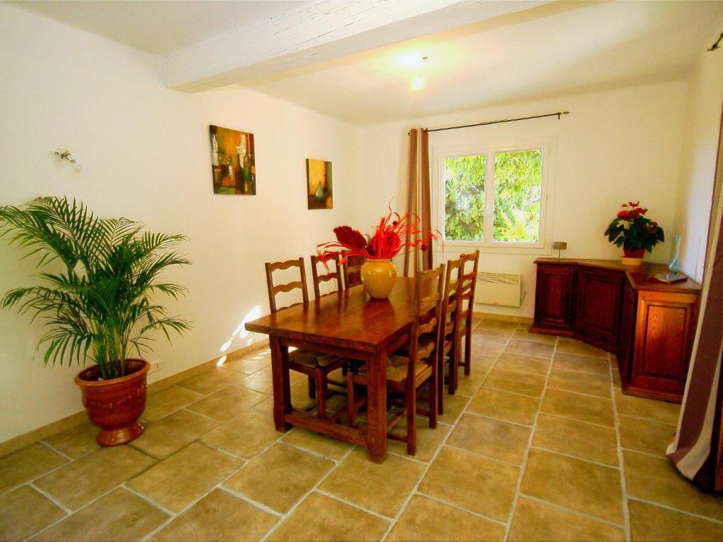 Modern Holiday Home in Le Thor with a Pool photo 3