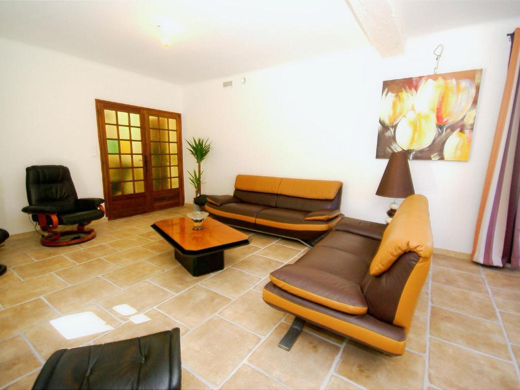 Modern Holiday Home in Le Thor with a Pool photo 2