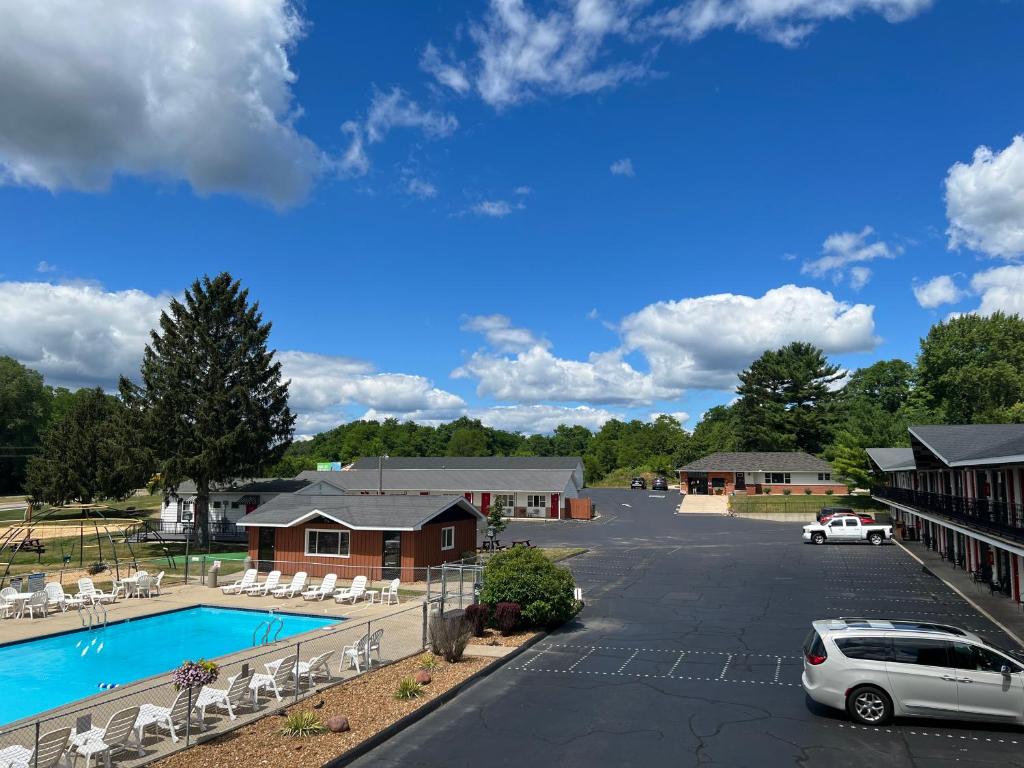 All Star Inn & Suites image