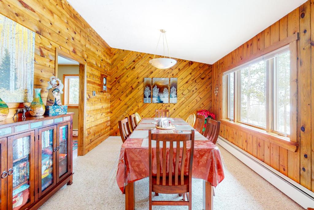 Wapiti Point - Main House photo 3