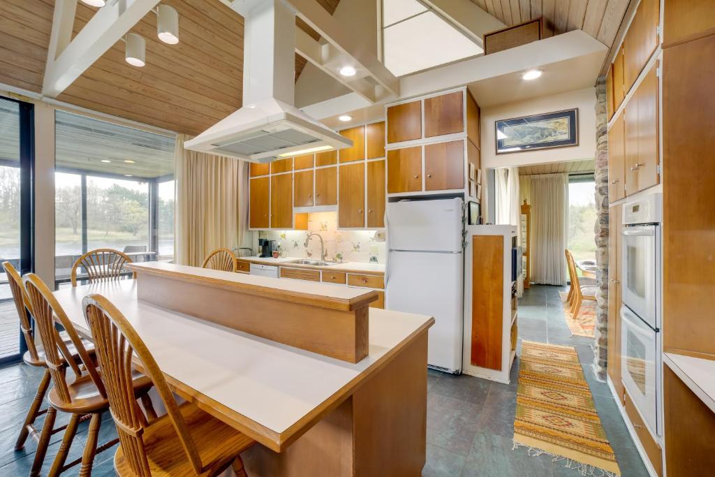 Spacious Plymouth Hideaway on Acreage with Lake! photo 2