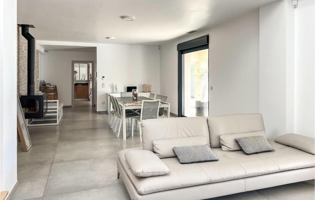 Awesome Home In St Maximin La Ste Baum With Outdoor Swimming Pool, Wifi And Swimming Pool photo 4