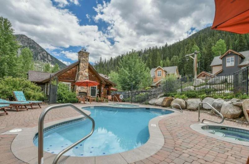 Private 3 Bedroom Townhome Located in East Keystone With Access to a Firepit, Hot Tub, and Billiards image