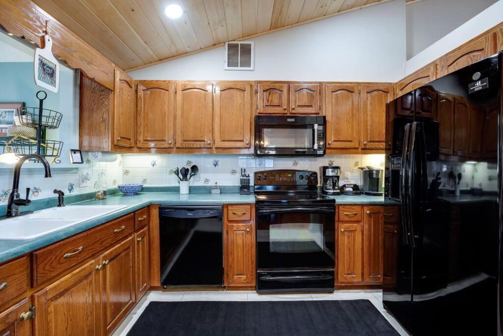 Stunning Mountain Views and Spacious Comforts! photo 2