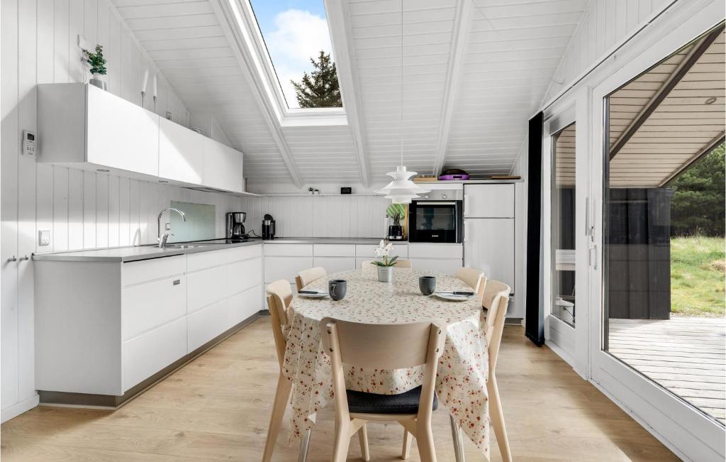 Awesome Home In Hvide Sande With 3 Bedrooms And Wifi photo 3