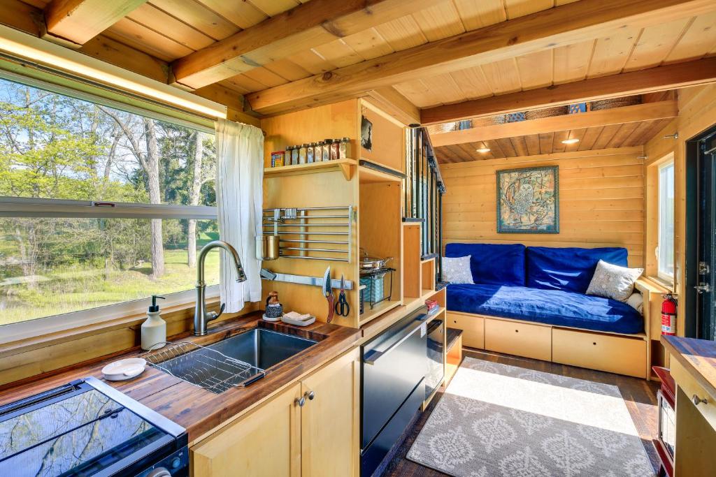Abingdon Vacation Rental Tiny Home on 10-Acre Farm photo 2